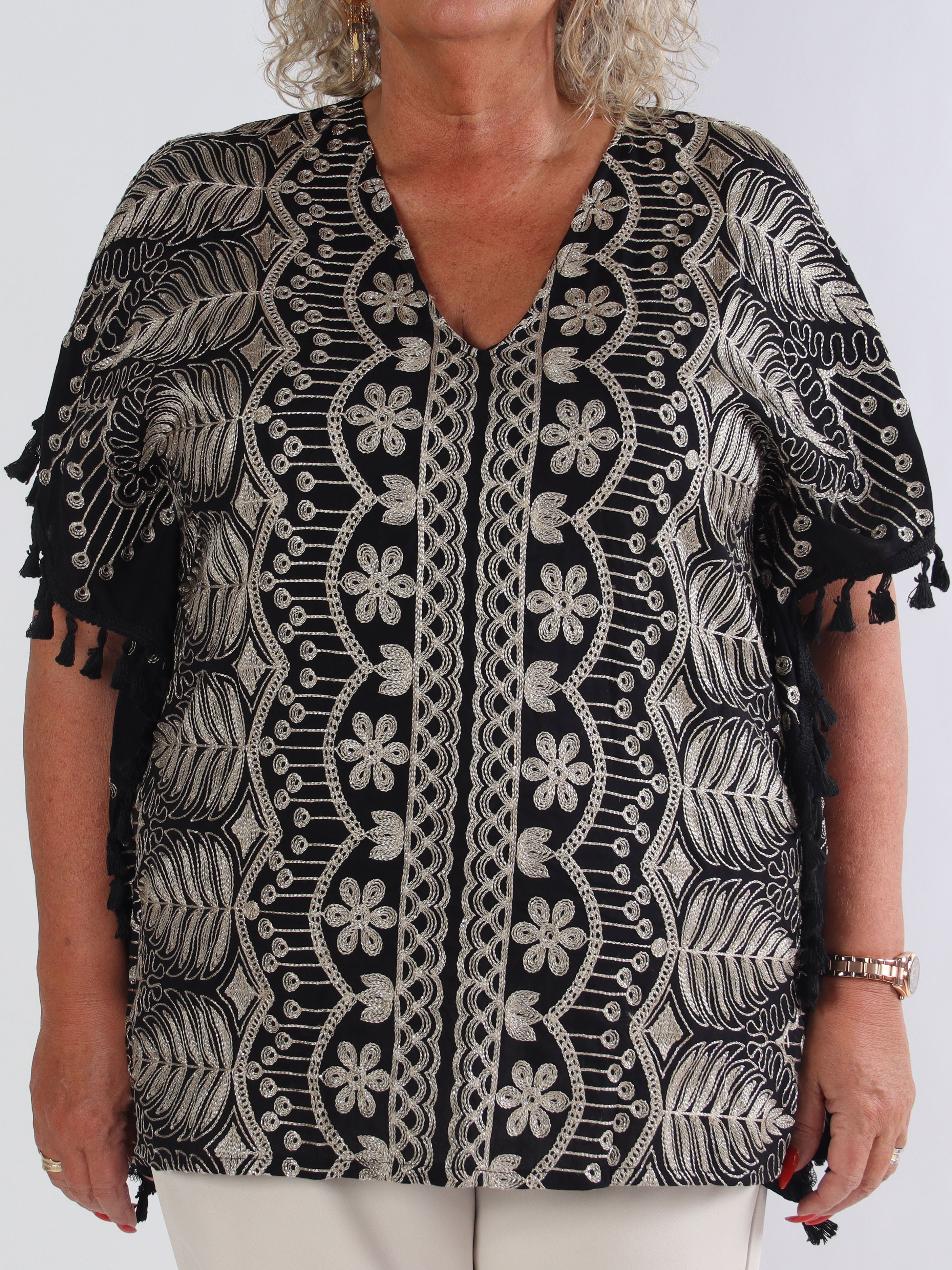 Aloha - Plus size tunika i viskose med guld broderinger og kvaster